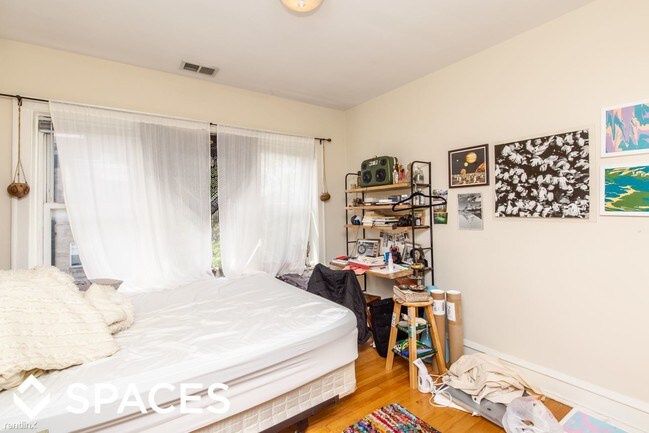 Building Photo - 3 br, 1 bath Apartment - 1406 West Roscoe #3S