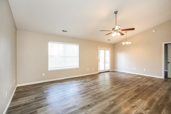 Foto del edificio - 6566 Crossbridge Dr