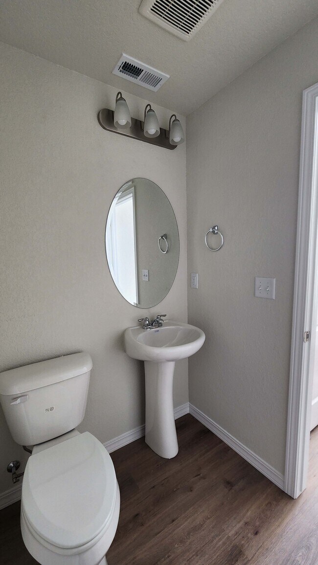 Foto del edificio - 8619 Blue Feather Lp