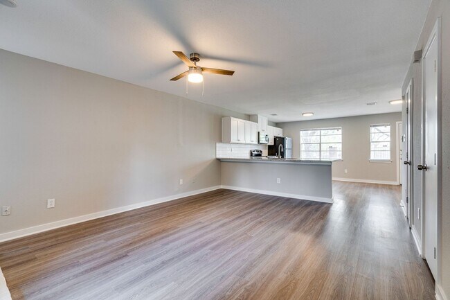 Building Photo - RIVER CROSSING ATX - 2BD/2.5BA - TOWNHOUSE...