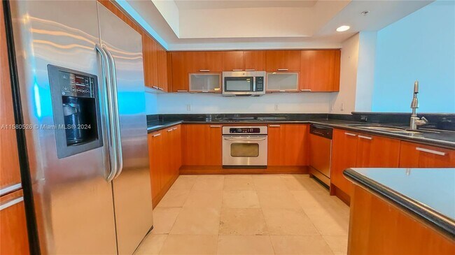Foto del edificio - 14951 Royal Oaks Ln