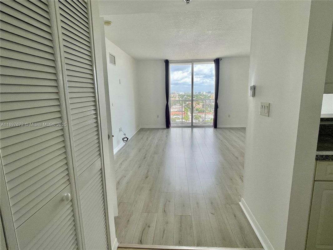 Foto del edificio - 900 SW 8th St