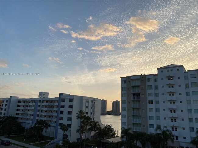 Foto del edificio - 18001 N Bay Rd