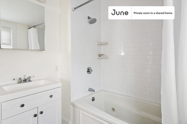 Building Photo - Private bedroom in 3 bed/2.5 bath Home