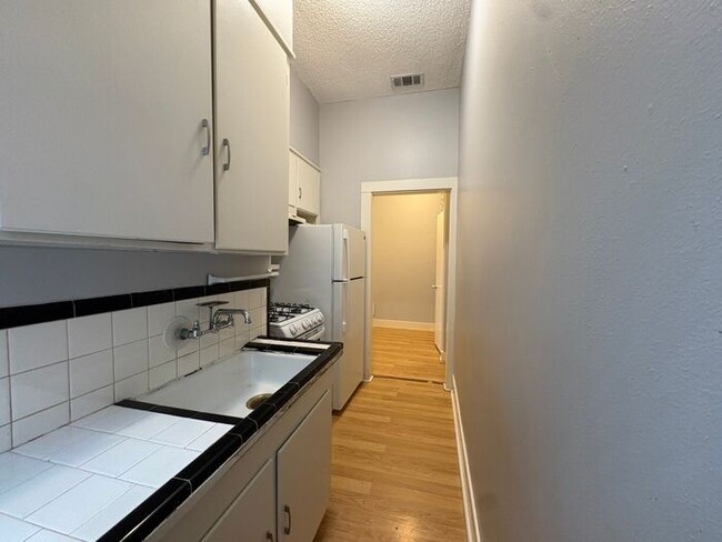 Building Photo - 1 Bed 1 Bath at Broadway Apartments! All B...