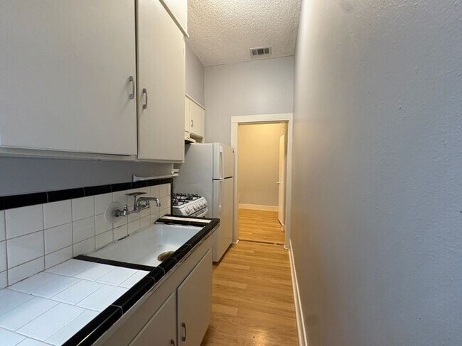 Foto del edificio - 1 Bed 1 Bath at Broadway Apartments! All B...