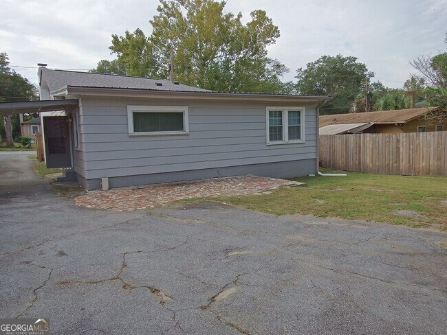 Building Photo - 2211 Tillman St
