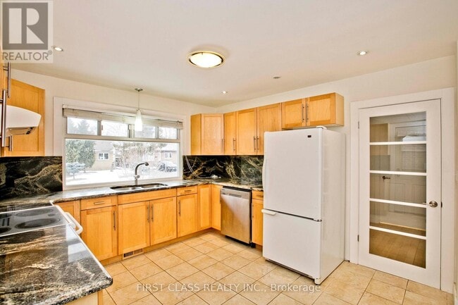 Building Photo - 12 Cartier Crescent