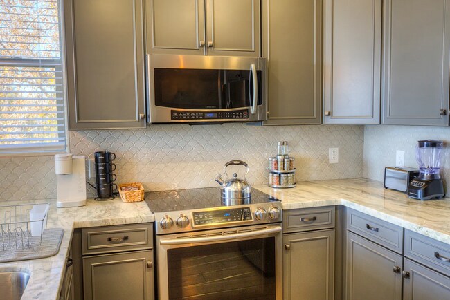 Foto del edificio - Welcome Home! Fully Furnished with Month to Month leasing options available. Contact us today to ...