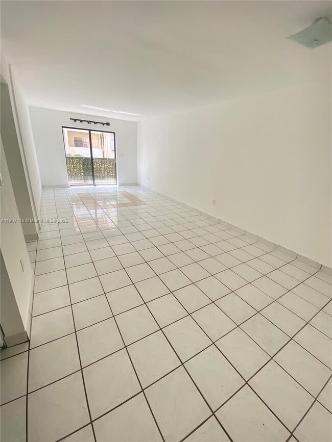 Foto del edificio - 605 NW 72nd Ave