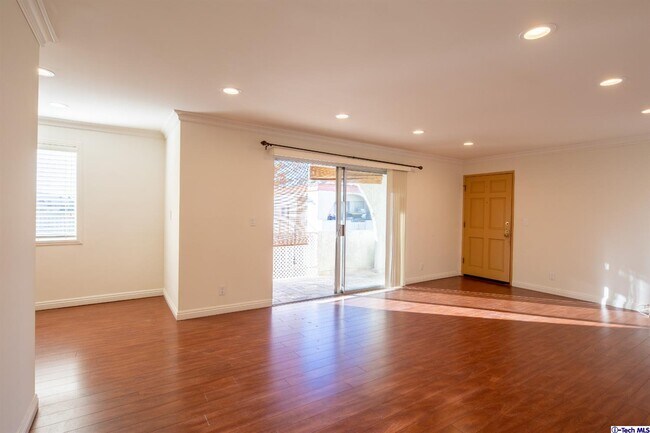 Building Photo - 1146 E Lexington Dr