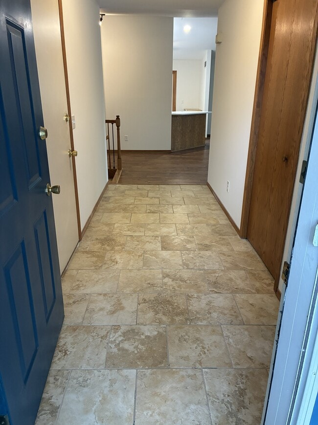 Building Photo - 925 Sky Ridge Dr
