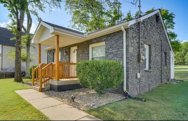 Building Photo - 524 Green Ln