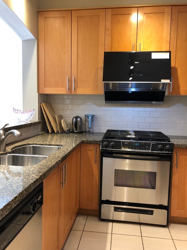 Building Photo - 4885 Valley Dr