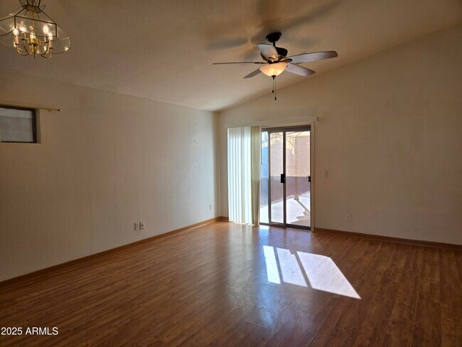 Foto del edificio - 1393 W Diamond Ave