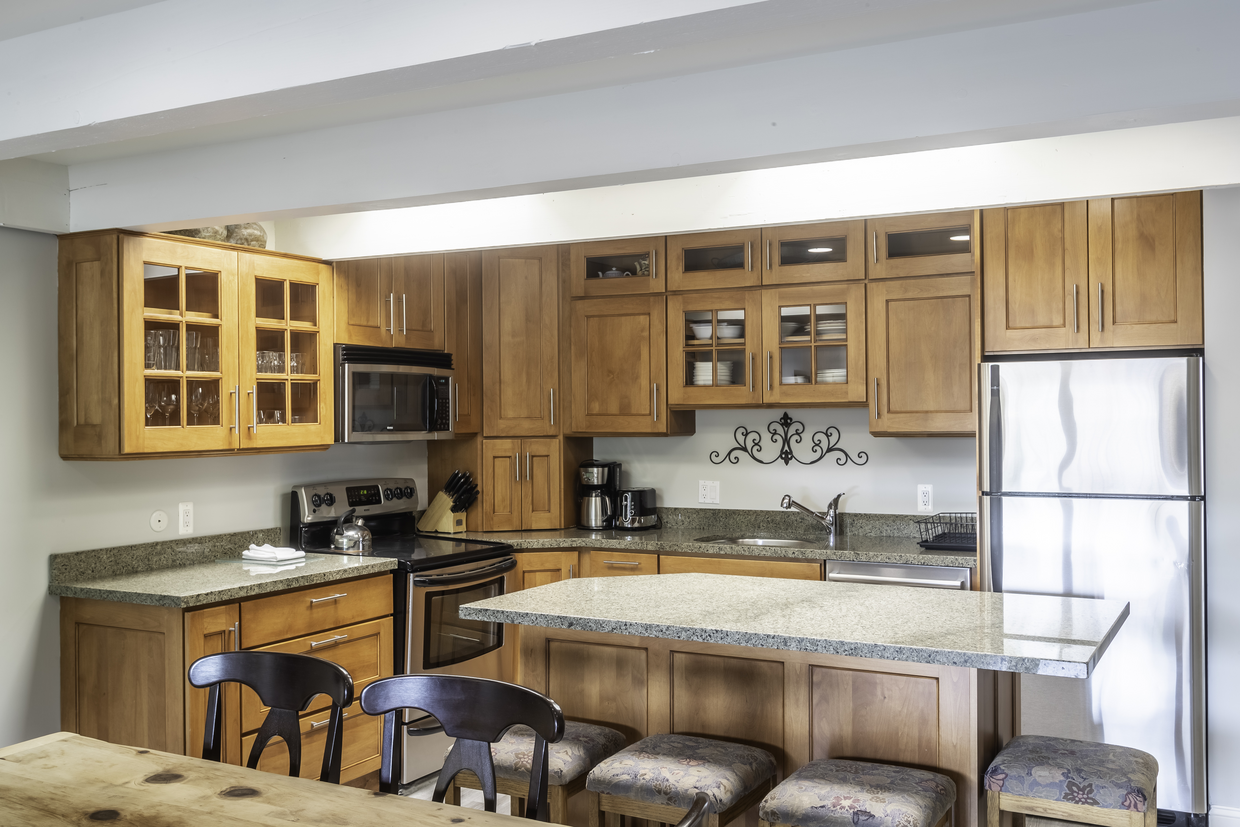 Kitchen with bar and 6 person table - 901 E Hyman Ave
