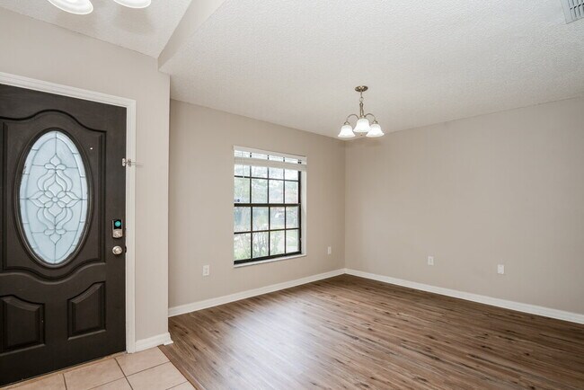 Foto del edificio - 4812 Pierce Arrow Dr