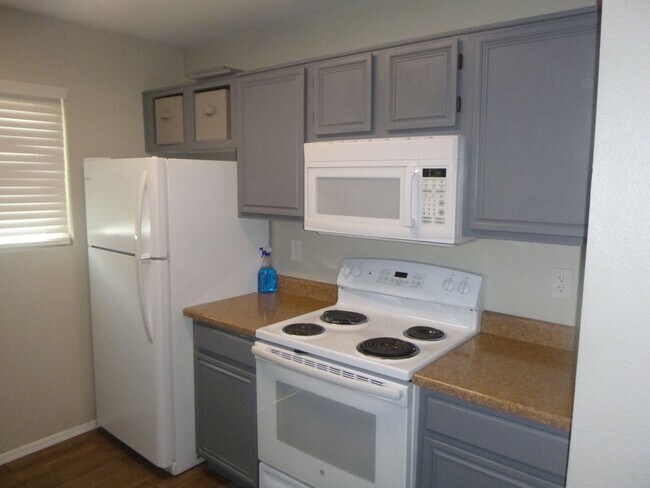 Building Photo - Quaint 2 bedroom townhouse