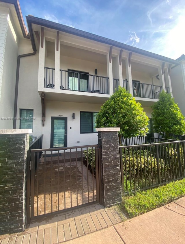Photo - 8390 NW 51st Ter (Doral, FL)