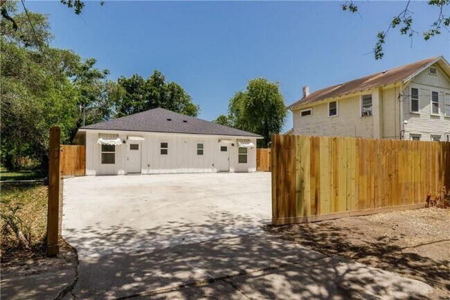 Building Photo - 706 5th St