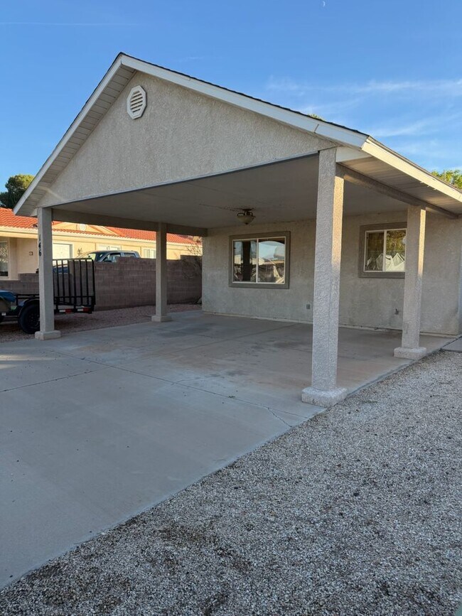 Foto del edificio - Furnished 3 Bedroom Home!