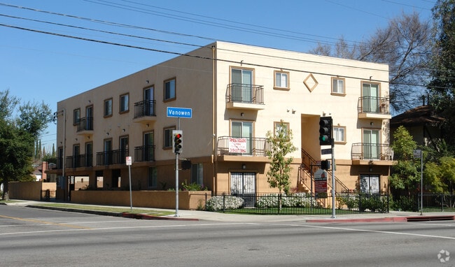 Building Photo - 14655 Vanowen St