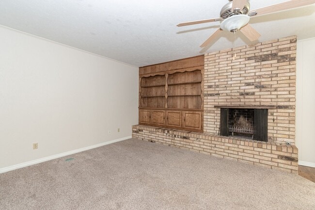 Building Photo - VERY large home in a great location!!