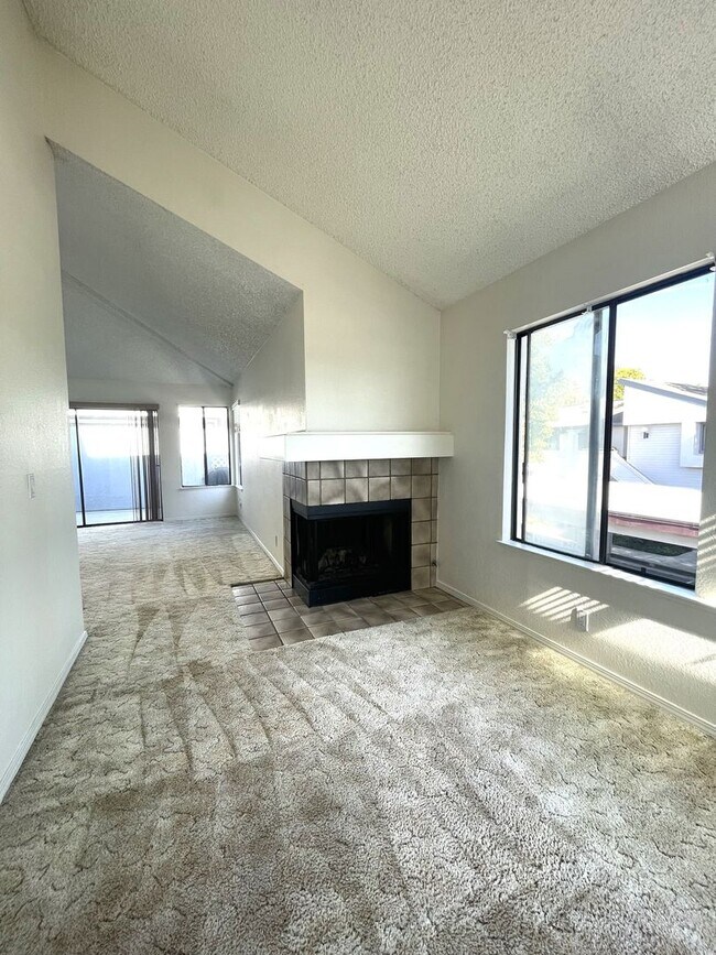 Building Photo - Peaceful living in this spacious 1 bedroom...