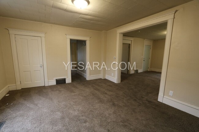 Building Photo - 539 1/2-539 1/2 S Adams St