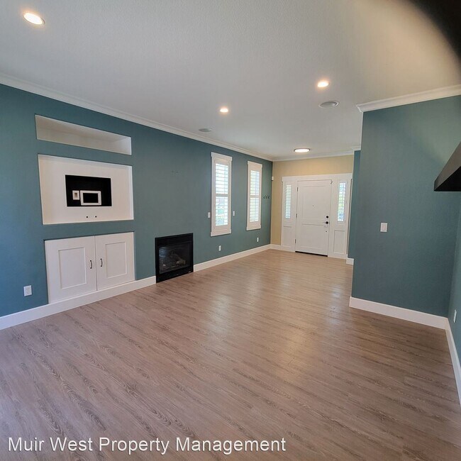 Building Photo - 4 br, 2.5 bath House - 1907 Center Avenue