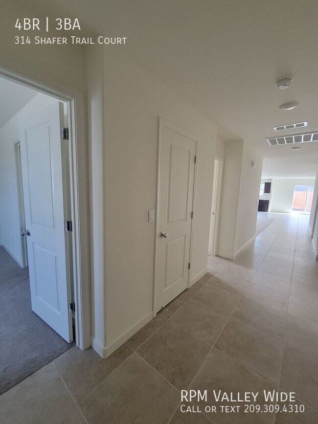 Building Photo - Beautiful brand new 4 bedroom 3 bathroom h...