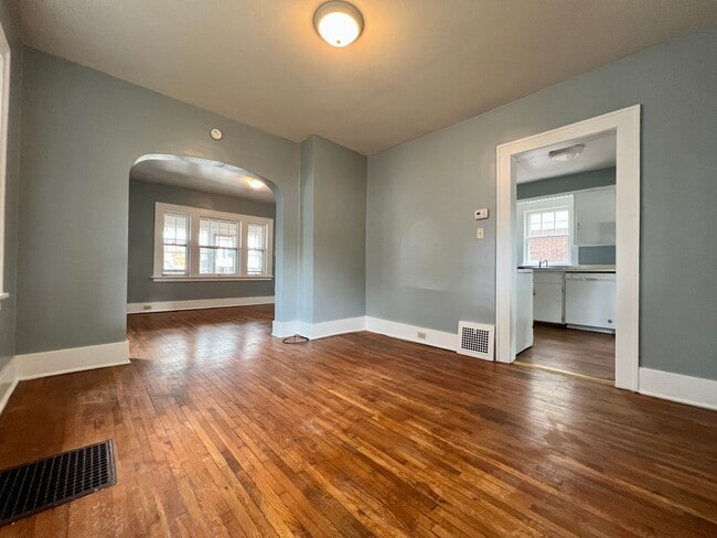 Building Photo - Spacious super clean 3 BR home close to Ba...