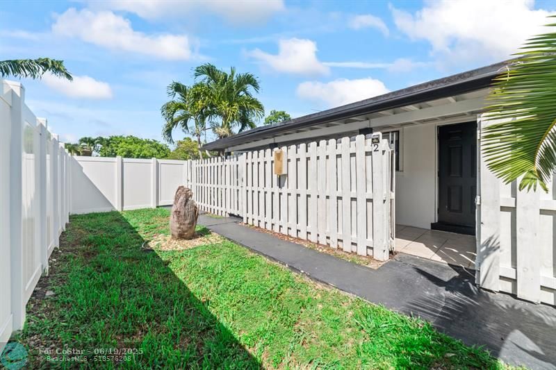 Foto principal - 814 NE 14th Pl