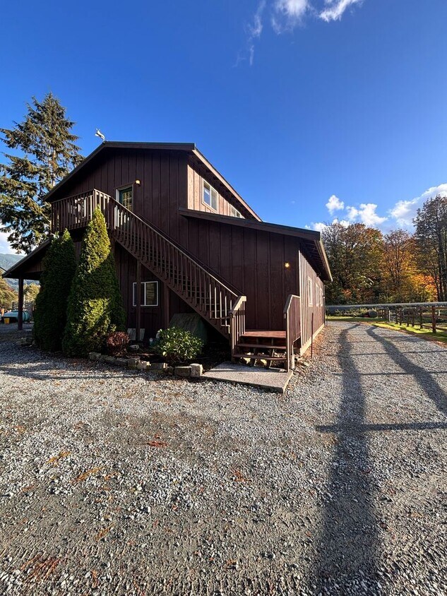 Primary Photo - 2 Bedroom, 1 Bathroom unit above shop, Ava...