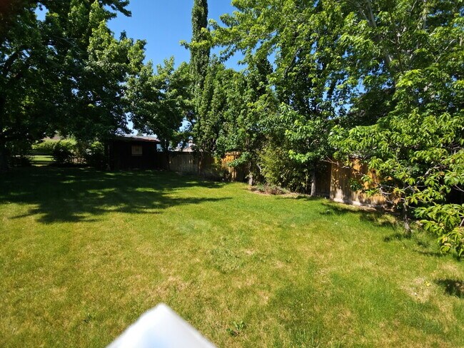 Foto del edificio - Spacious 4-Bedroom Home with Mountain View...