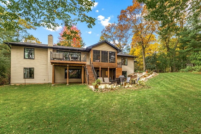 Foto del edificio - Designer 4 Bedroom Home with Sauna and Walk-Out Lower Level - Available May or June 1st