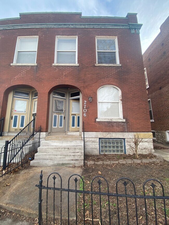 Building Photo - 2704-06 Arsenal St