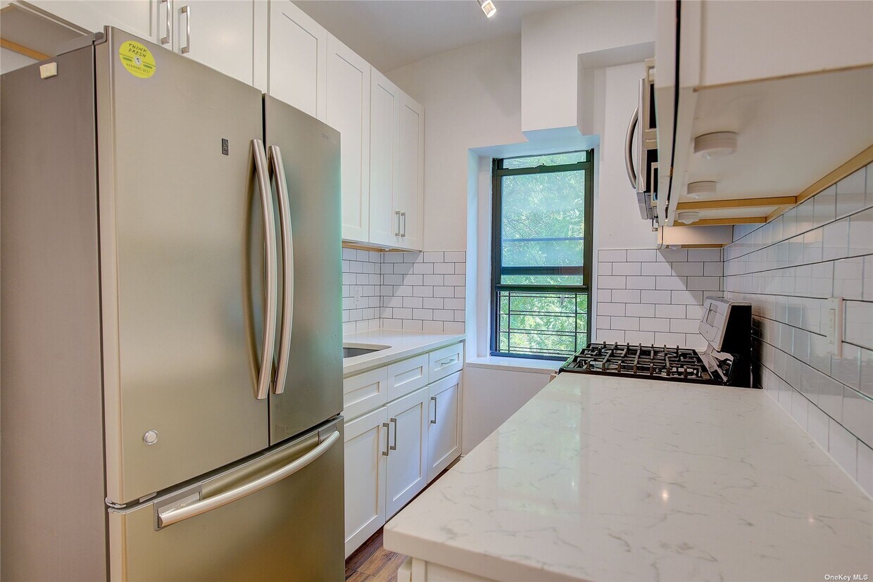 Foto principal - 37-16 83rd St