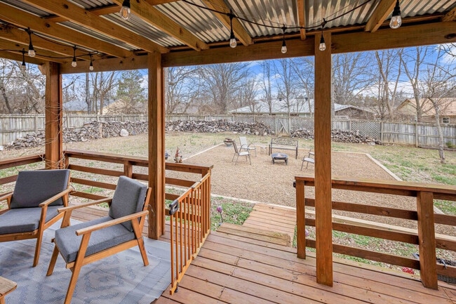 Building Photo - 2110 Loren Cir