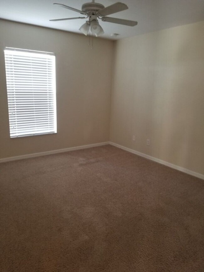 Building Photo - SINGLE FAMILY HOME 3/2+ 2 CAR GARAGE !  CO...