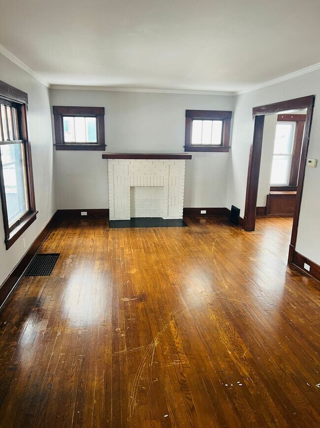 Building Photo - 3 br, 1 bath House - 556 Spruce Ave