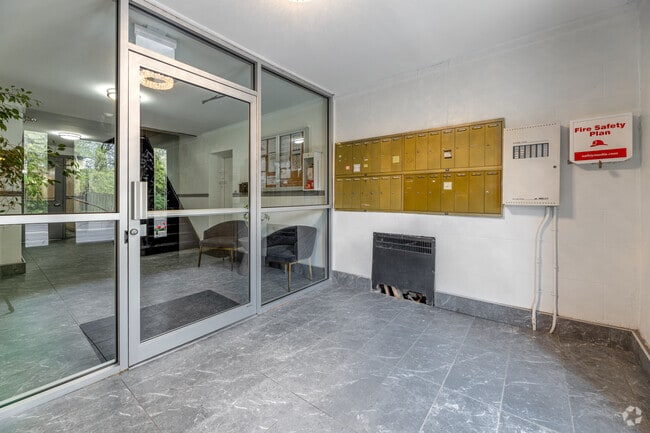 Lobby - 1592 Bathurst Street