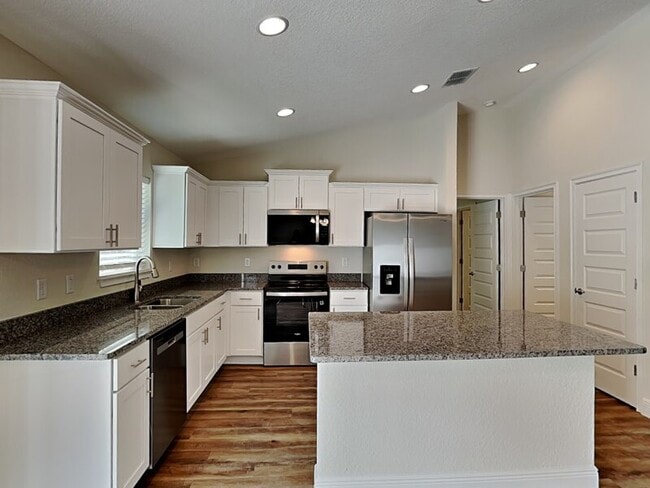 Building Photo - 5 Emerald Trail Pl