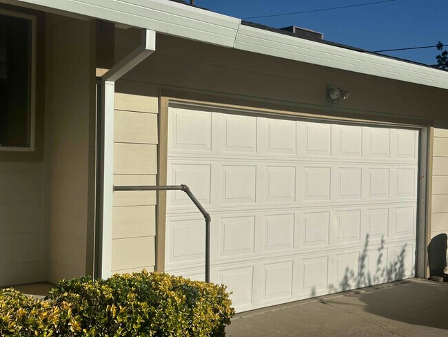 Building Photo - 7865 Greenridge Way