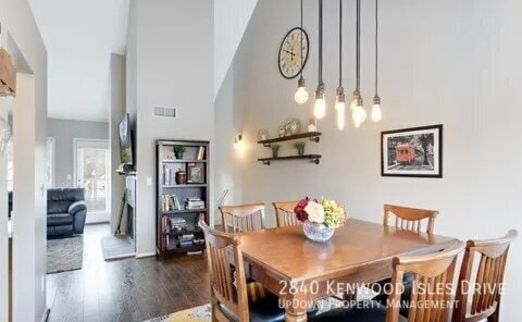 Building Photo - 2840 Kenwood Isles Dr