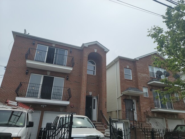 Building Photo - 184 S 8th St