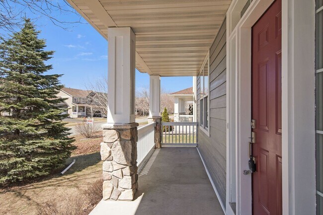 Building Photo - Available June 1: Recently Renovated 4 bed...