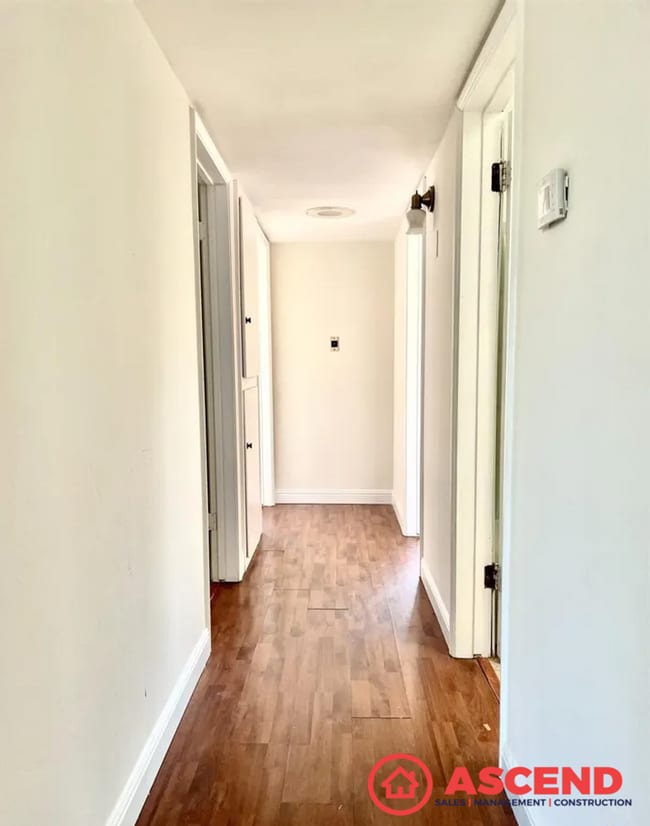 Building Photo - Charming 3 Bed /1 Bath Home in Bakersfield's 93304 Area — Solar INCLUDED in Rent, Fireplace & More!