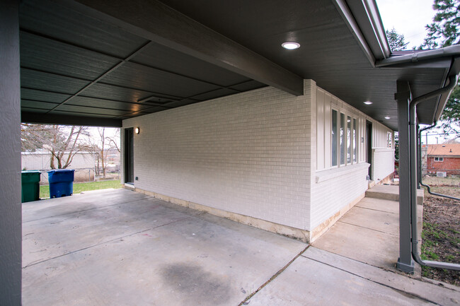 Building Photo - 732 Hislop Dr