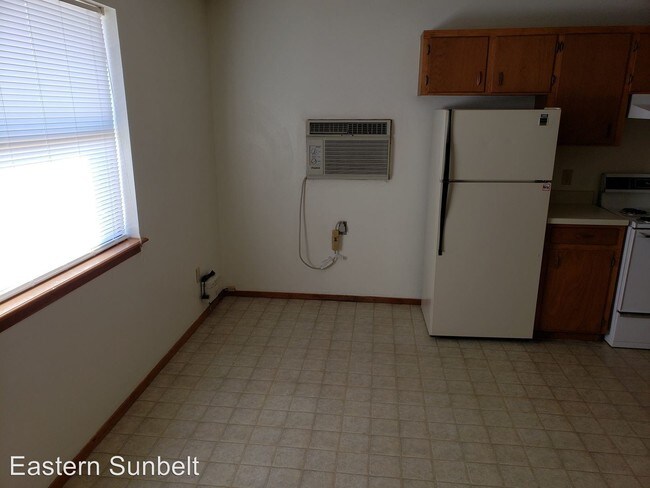 Building Photo - 913 W 15th Ln